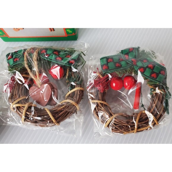 Vintage Country Christmas Magnets Wreath House Of Lloyd 1990s Around World New - Picture 4 of 6